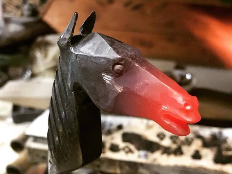 В Улан-Удэ живет уникальный мастер Тумэн Шойжалсанов, создающий шаманские атрибуты, — от ритуальных бубнов до металлических подвесок. В интервью «МК в Бурятии» он рассказал, как стал дарханом, почему для этой работы недостаточно просто умения работать с металлом и деревом, и как отличить истинного шамана от того, кому «не предназначено».