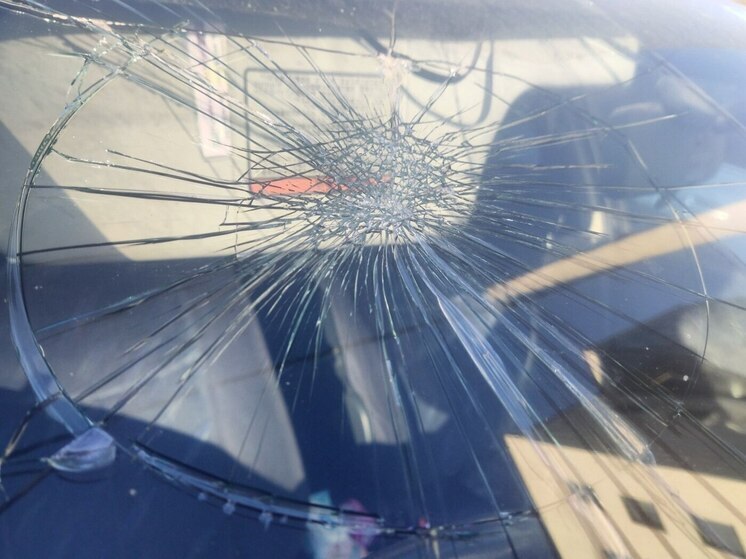 В Барнауле на дороге неизвестные обстреляли автомобиль с водителем внутри