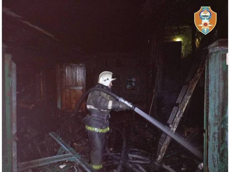 В Бурятии в поселке Усть-Баргузин пожарные спасли мужчину из горящего дома