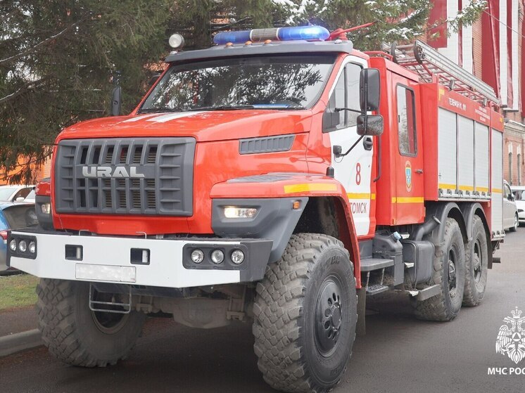 Томские спасатели эвакуировали восемь человек из горящего дома