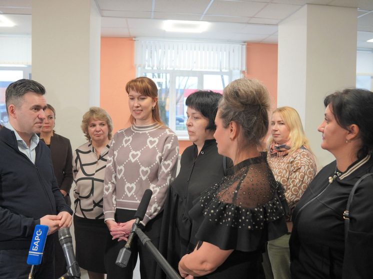 Губернатор проверил отремонтированную школу в Родниках и нашел недочеты