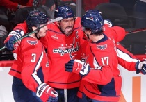 Александр Овечкин 20 ноября 2025 года провёл 1511-й матч в НХЛ, сократив отставание от Стива Айзермана (1514 игр) до трёх встреч. В домашней игре с «Эдмонтоном» он забил 7-й гол в сезоне — 904-й в регулярных чемпионатах и 981-й в общей статистике (включая плей-офф). Это третий гол подряд, первый подобный отрезок в сезоне-2025/2026. Овечкин занимает второе место по голам в истории НХЛ, уступая только Уэйну Гретцки (1016 голов), и отстаёт от него на 36 шайб.