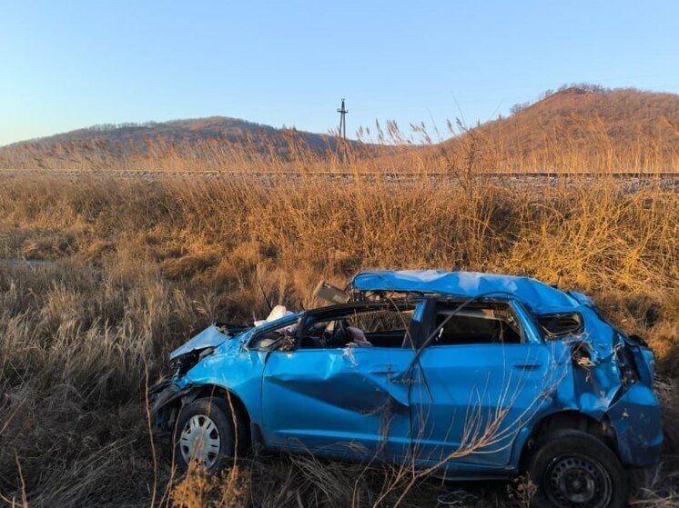 На трассе «Артем-Находка» автомобиль съехал в кювет: трое пострадавших
