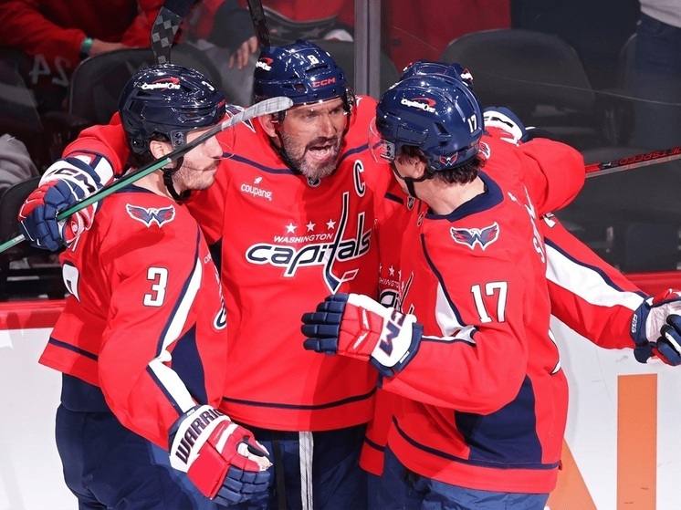 Александр Овечкин 20 ноября 2025 года провёл 1511-й матч в НХЛ, сократив отставание от Стива Айзермана (1514 игр) до трёх встреч. В домашней игре с «Эдмонтоном» он забил 7-й гол в сезоне — 904-й в регулярных чемпионатах и 981-й в общей статистике (включая плей-офф). Это третий гол подряд, первый подобный отрезок в сезоне-2025/2026. Овечкин занимает второе место по голам в истории НХЛ, уступая только Уэйну Гретцки (1016 голов), и отстаёт от него на 36 шайб.