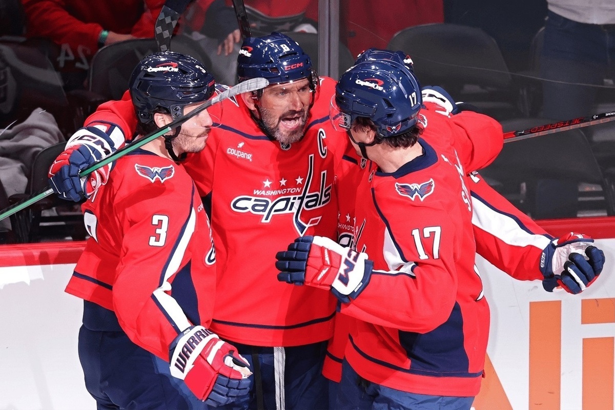 Александр Овечкин 20 ноября 2025 года провёл 1511-й матч в НХЛ, сократив отставание от Стива Айзермана (1514 игр) до трёх встреч. В домашней игре с «Эдмонтоном» он забил 7-й гол в сезоне — 904-й в регулярных чемпионатах и 981-й в общей статистике (включая плей-офф). Это третий гол подряд, первый подобный отрезок в сезоне-2025/2026. Овечкин занимает второе место по голам в истории НХЛ, уступая только Уэйну Гретцки (1016 голов), и отстаёт от него на 36 шайб.