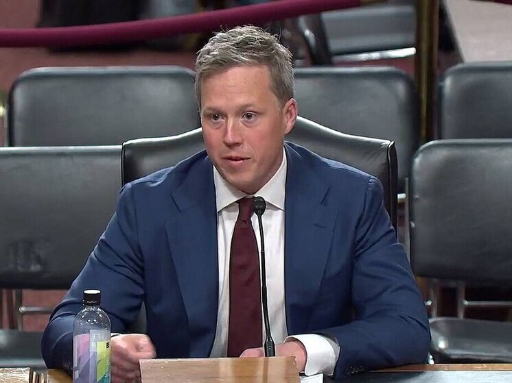 Министр армии Дрисколл привез в Киев мирный план США