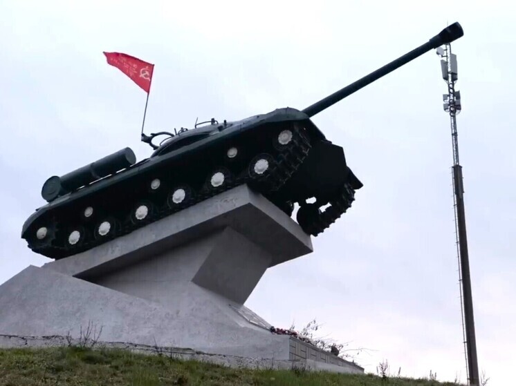 Свердловский заместитель губернатора почтил память танкистов в селе Коньково