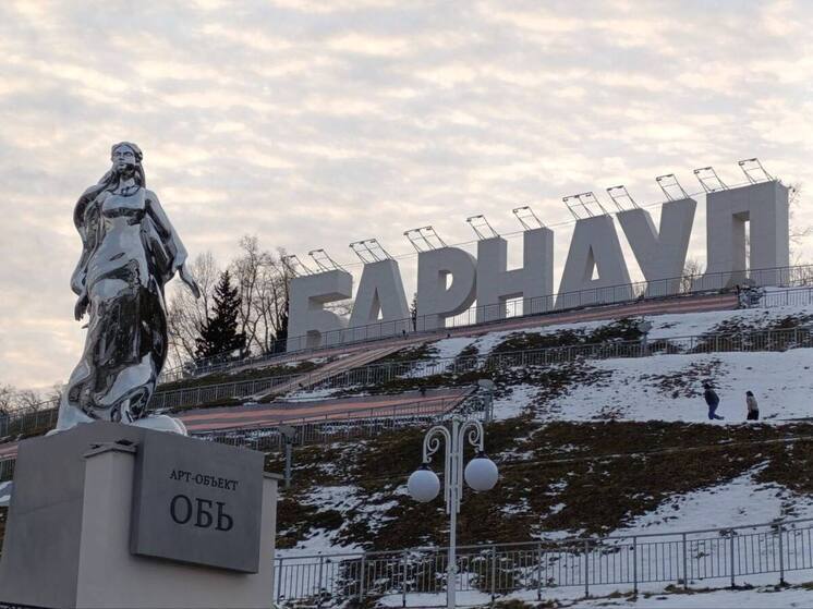 В Барнауле на набережной 19 ноября появился новый арт-объект: статуя женщины, символизирующей Обь. Фигуру установили в рамках реализации проекта туристского кода краевой столицы при поддержке регионального правительства.