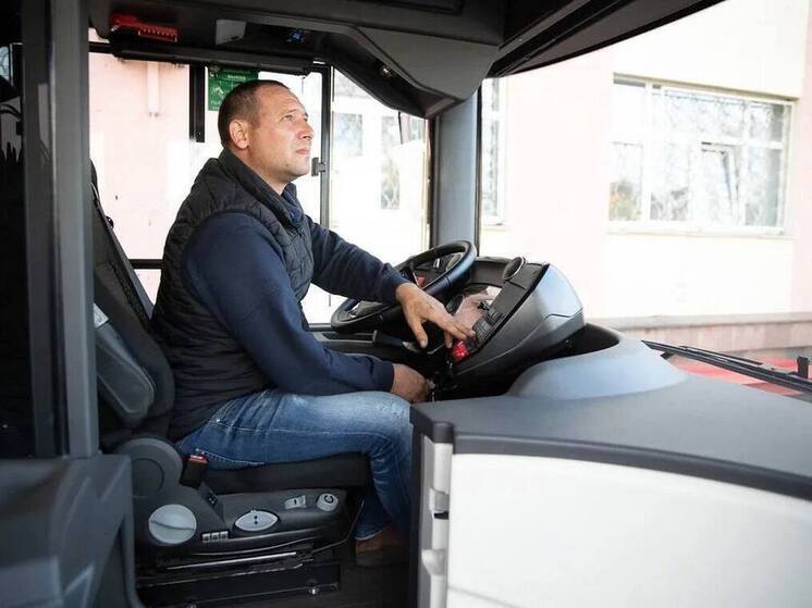 Михаил Ведерников поздравил работников транспорта Псковской области с профессиональным праздником