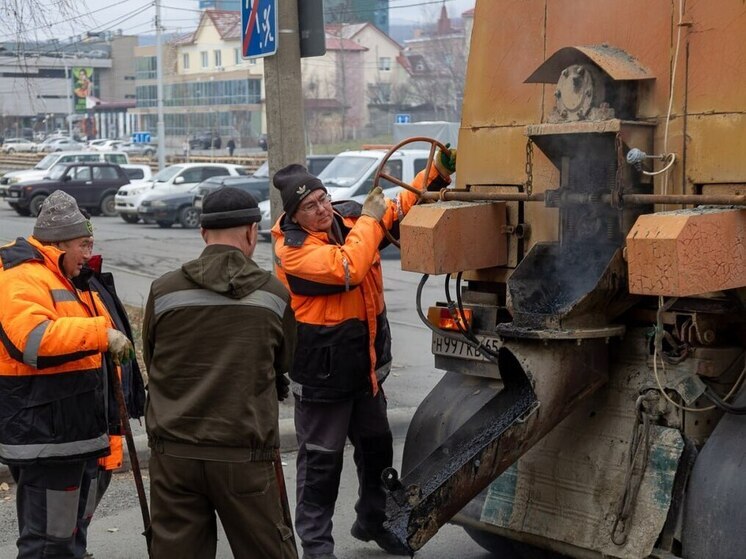 Дорожники Южно-Сахалинска продлили ремонтный сезон с помощью литого асфальта