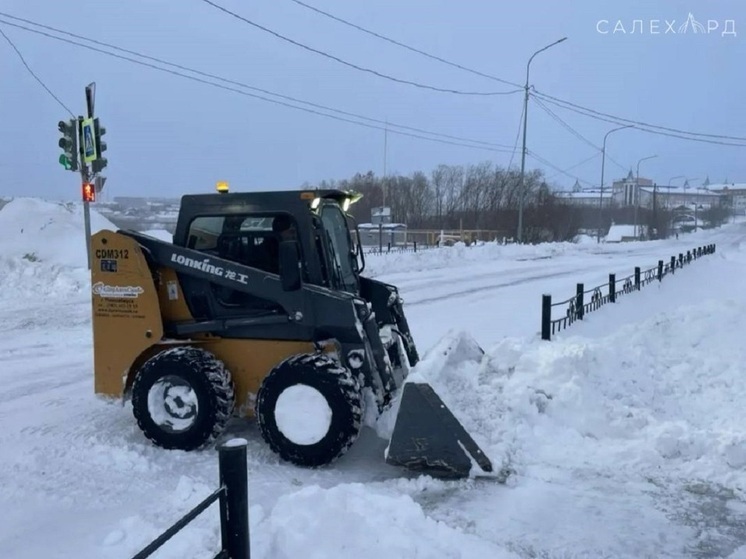 Вдвое больше техники вывели в Салехарде на борьбу с сугробами