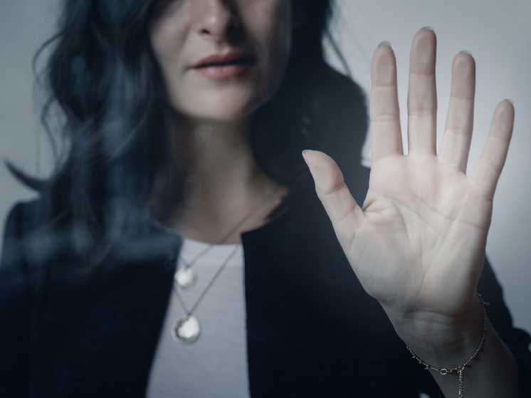 Кризисные квартиры: где найти защиту жертвам домашнего насилия в Магаданской области