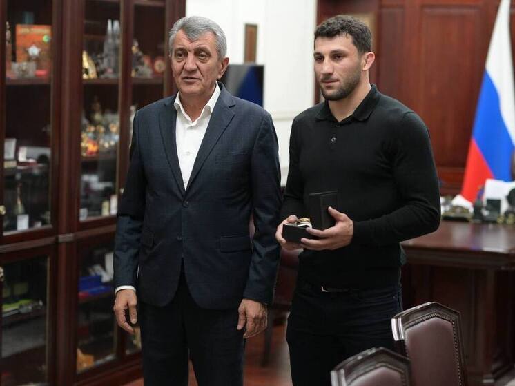 Глава Северной Осетии Сергей Меняйло встретился с бойцом UFC Азаматом Бекоевым
