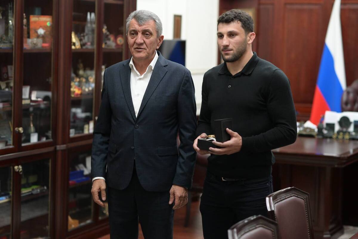 Глава Северной Осетии Сергей Меняйло встретился с бойцом UFC Азаматом Бекоевым