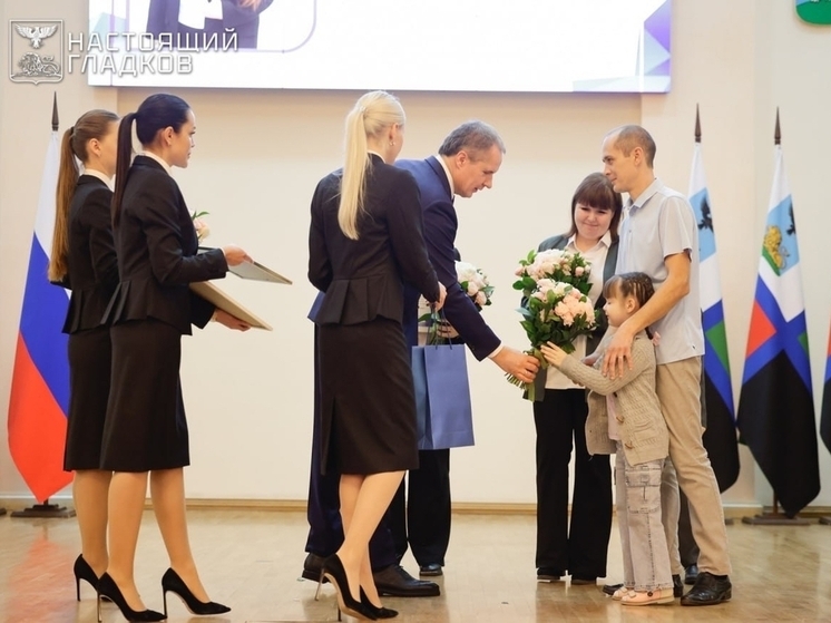 Гладков вручил стипендии студентам педагогических колледжей и вузов