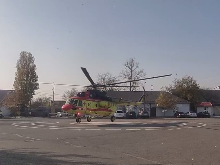 Двух пациентов доставили вертолетом из горных сел в больницы Махачкалы