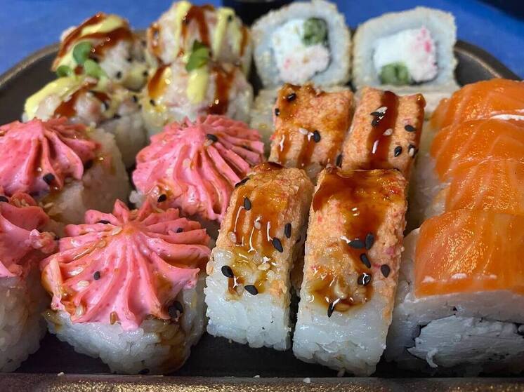 В Барнауле провокационная реклама роллов около школы возмутила горожан