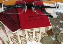 По данным Соцфонда, разрыв в пенсиях работающих и неработающих пожилых граждан в октябре сократился на 20%
