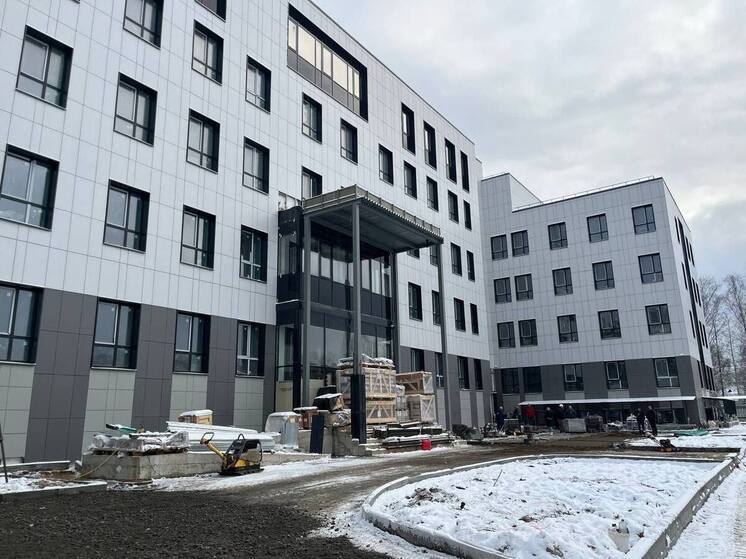 В Кировске проверили ход строительства поликлиники