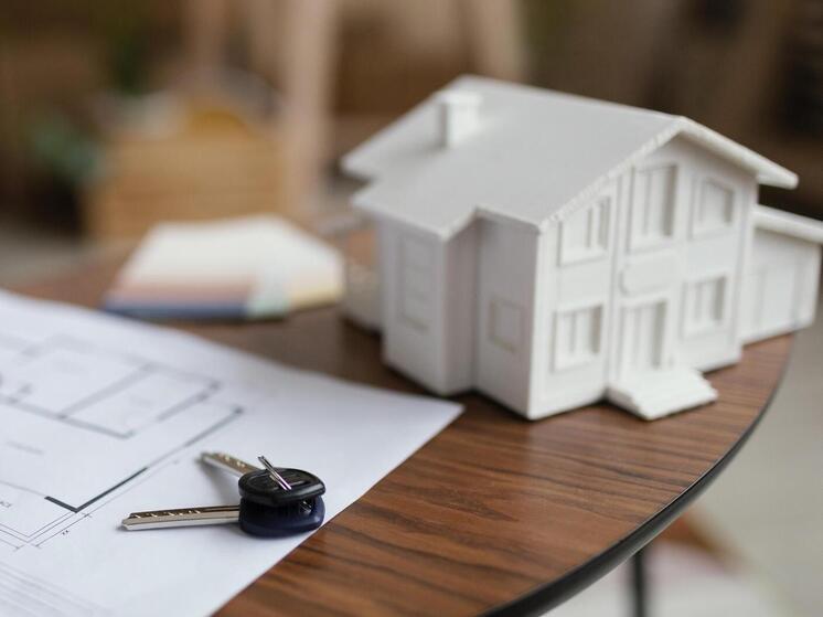 Вторая многодетная семья в Томске получила выплату на погашение ипотеки за частный дом