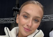 Выступавшая в танцах на льду фигуристка Виктория Синицина выгуляла смелый наряд. Партнерша и жена Никиты Кацалапова поделилась фотографиями со светского мероприятия.