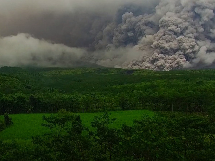 Вулкан Семеру активизировался в Индонезии: власти эвакуируют альпинистов и местных жителей