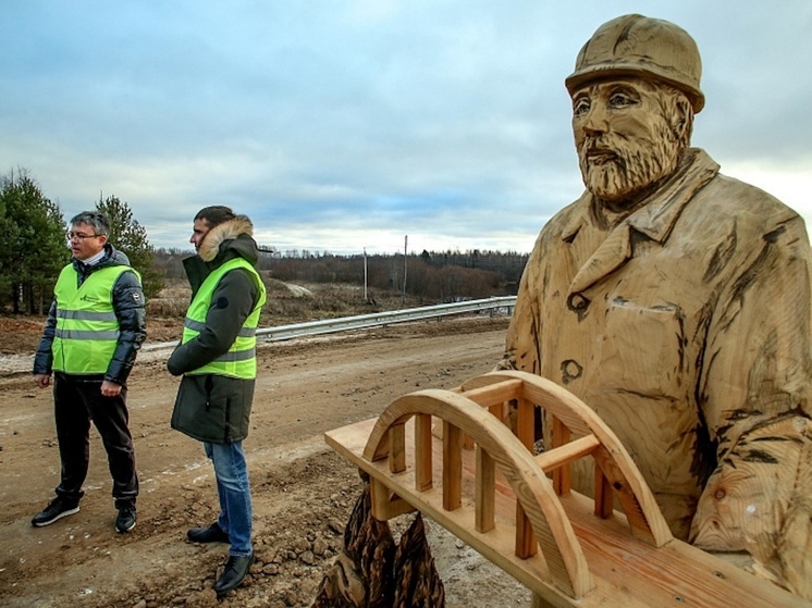 В Верхней Тойме установили арт-объект «Мостостроитель»