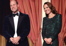 Британский принц Уильям с супругой принцессой Кейт посетили представление Королевском Альберт-холле в Лондоне, где с теплотой пообщались с персонажем медвежонком Паддингтоном и признались, что их детям «очень грустно» пропустить встречу с легендарным персонажем