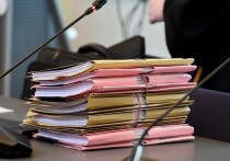 В разгар холодной войны, когда конфронтация между двумя идеологическими блоками достигла своего пика, американские спецслужбы вели секретные войны на невидимых фронтах. Об этом пишет Der Spiegel (статью перевели ИноСМИ). Одной из самых мрачных и этически сомнительных страниц той эпохи стала программа ЦРУ по контролю над человеческим сознанием, в рамках которой на ничего не подозревающих людях ставились жестокие эксперименты с мощными психотропными веществами, такими как ЛСД. 