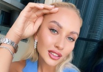 Российская теннисистка Анастасия Потапова недавно вернулась с Мальдив, где отдыхала вместе с бойфрендом – нидерландским теннисистом Таллоном Грикспуром. А теперь парочка переместилась в ОАЭ.