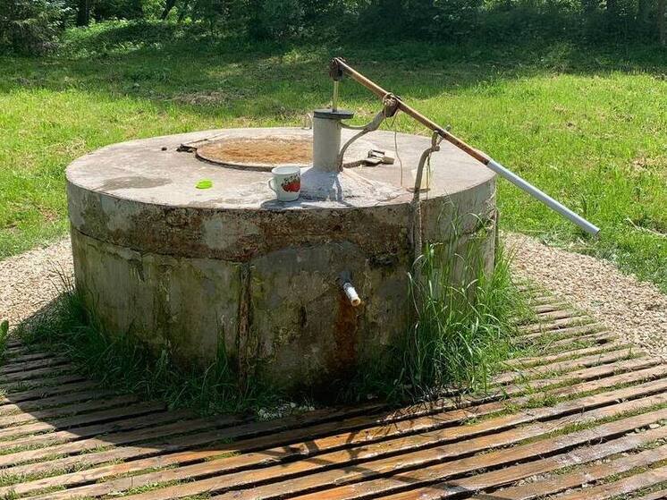 По требованию прокуратуры в Любытине очистили общественный колодец