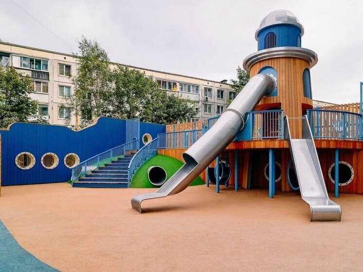 В ЖК на Октябрьской набережной обустроили детскую площадку с горкой в форме маяка