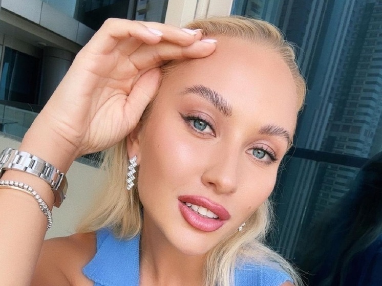 Российская теннисистка Анастасия Потапова недавно вернулась с Мальдив, где отдыхала вместе с бойфрендом – нидерландским теннисистом Таллоном Грикспуром. А теперь парочка переместилась в ОАЭ.