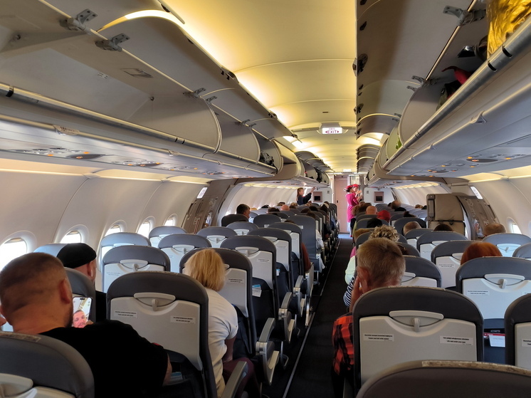 KP.RU: 74% россиян выступают за покупку двух мест тучными людьми в самолетах