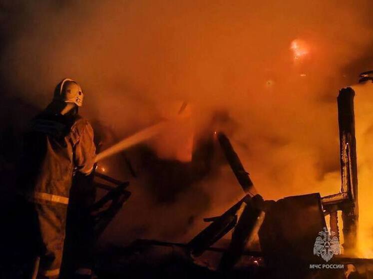 В Тверской области спасатели оперативно потушили заброшку