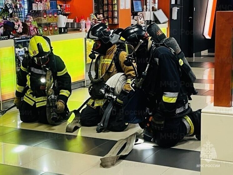 Петербургские спасатели блестяще отработали условный пожар в зале кинотеатра