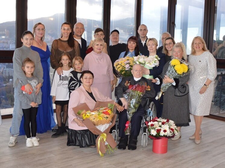 В Ялте торжественно поздравили с 96-летием ветерана Великой Отечественной войны, ветерана труда Григория Олефира. Праздничное мероприятие с творческими выступлениями прошло в кругу семьи и почетных гостей