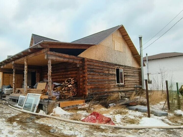 В Сургуте горел дачный дом: хозяйка пострадала