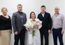 В рамках рабочего визита на АО «Протвинский мясокомбинат» глава городского округа Алексей Шимко совместно с депутатом окружного Совета Владимиром Барминым поздравили сотрудницу предприятия Ярославу Макарову с вручением государственной награды — медали «За храбрость» II степени