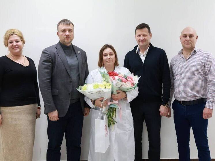 В рамках рабочего визита на АО «Протвинский мясокомбинат» глава городского округа Алексей Шимко совместно с депутатом окружного Совета Владимиром Барминым поздравили сотрудницу предприятия Ярославу Макарову с вручением государственной награды — медали «За храбрость» II степени