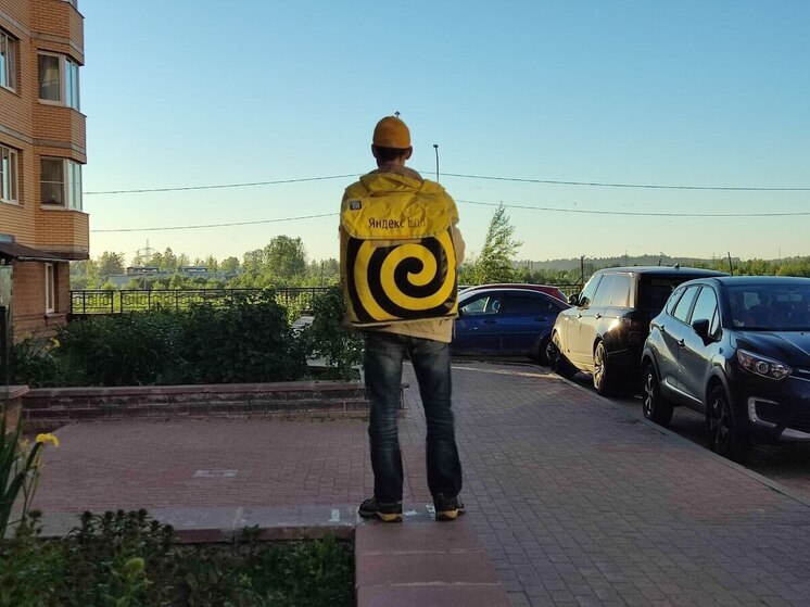 Ограничения для мигрантов на работу курьерами в Петербурге вступят в полную силу уже 22 ноября. Несмотря на некоторые негативные прогнозы, эксперты смотрят на этот процесс довольно оптимистично. Так, специалисты считают, что уход гастарбайтеров приведет к росту зарплат у петербургских курьеров на 15%. Впрочем, стоимость доставки тоже порастет.