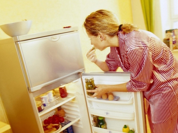 Эксперт Чередниченко: ночные перекусы приводят к кариесу и воспалительным процессам