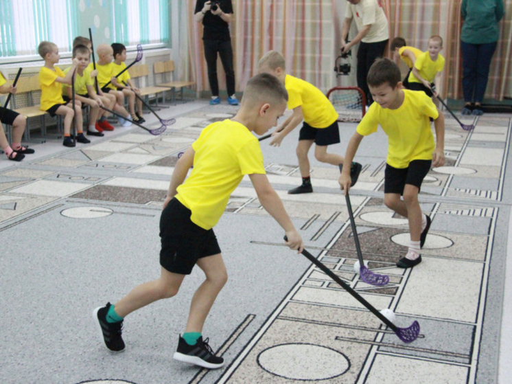Более 200 детей приняли участие в ознакомительных занятиях по флорболу