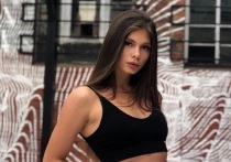 Мастер спорта по легкой атлетике Виктория Баркова провела фотосессию в контрастном наряде. Выступающая в прыжках в длину спортсменка совместила нежность и силу в одном образе.