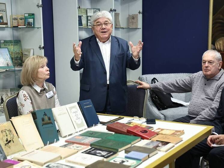 Челябинская библиотека получила коллекцию из сотни книг Пушкинианы