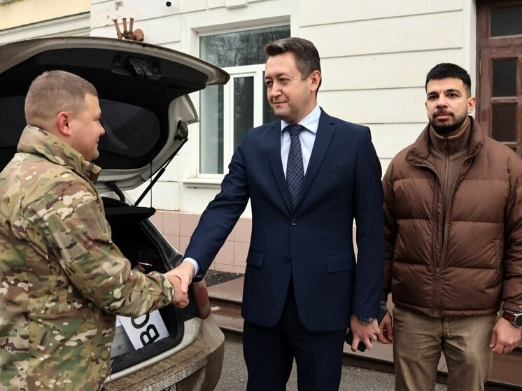 Глава администрации Новомосковска передал бойцам СВО необходимые комплектующие