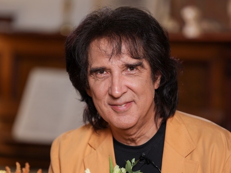 Кай Метов рассказал о семейной традиции собираться в Новый год за столом в 22:00