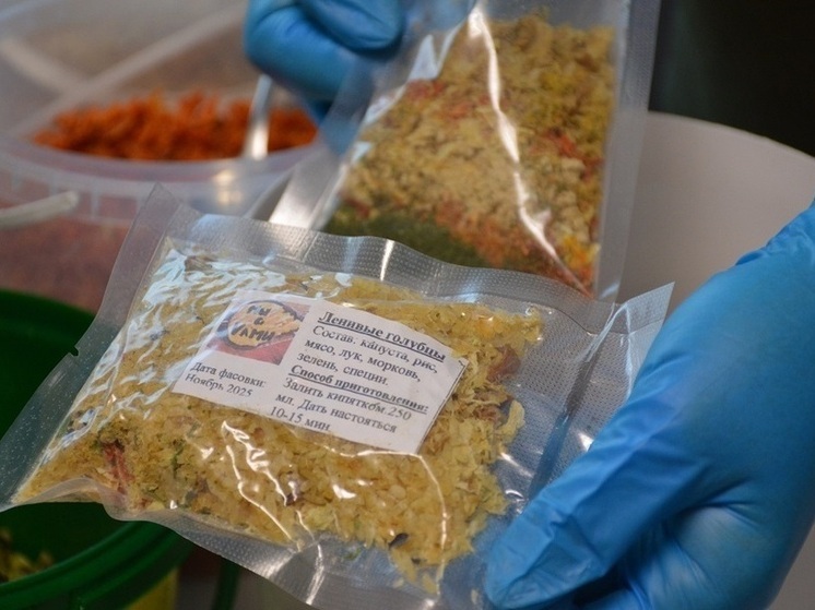 Женщина из Новосибирской области сушит солёные огурцы для бойцов СВО