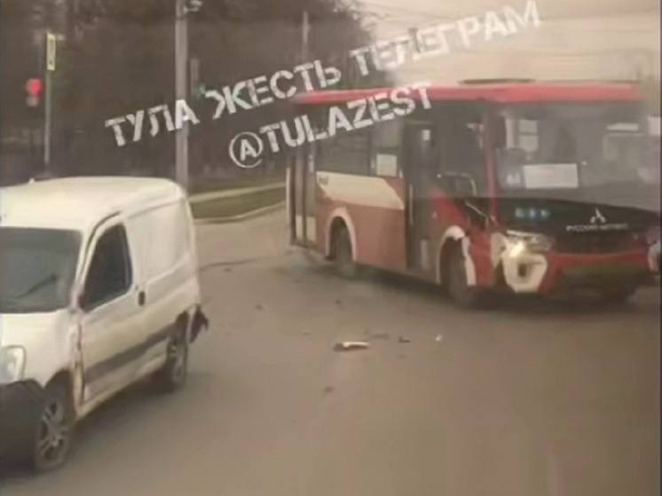 В тульском Заречье «пирожок» устроил ДТП с автобусом