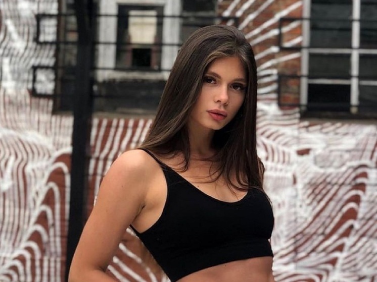 Мастер спорта по легкой атлетике Виктория Баркова провела фотосессию в контрастном наряде. Выступающая в прыжках в длину спортсменка совместила нежность и силу в одном образе.